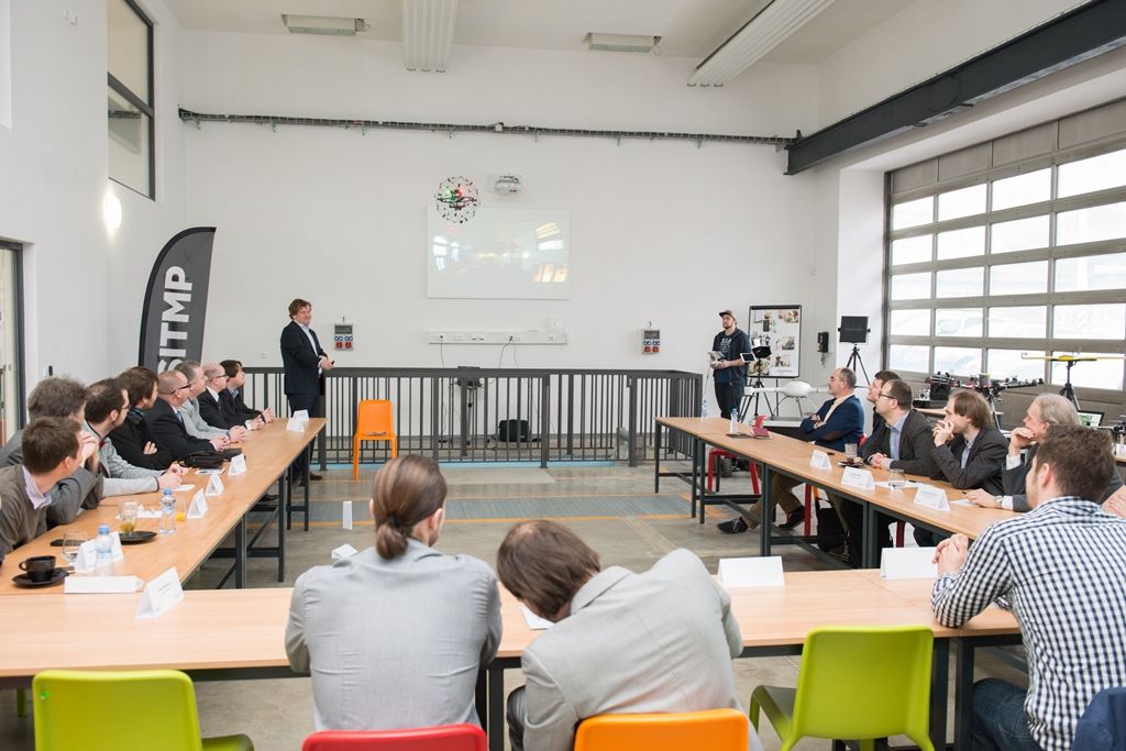 Představení bezpilotních letadel i svého nového Centra DRONET připravila pro zástupce Západočeské univerzity v Plzni Správa informačních technologií města Plzně. Tématem konference, která se uskutečnila dnes v Centru robotiky, byla i možná spolupráce s univerzitou v oblasti technického vzdělávání. Město Plzeň podporuje technické vzdělávání na úrovni volnočasových aktivit dětí, na úrovni svých základních škol, v případě středních škol se snaží studenty oslovovat formou projektů. (foto: 1.4.2016, O. Bouček)
