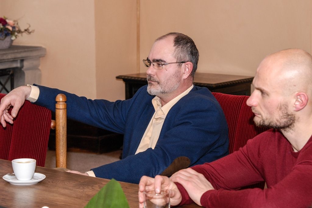 Plzeňské zástupce české hokejové výpravy z Olympijských her mládeže v Lillehammeru, dvojčata Sandru a Alexandru Halounovy, přijali na plzeňské radnici primátor města Martin Zrzavecký a Michal Dvořák, radní pro oblast podpory podnikání a sportu. Vedení města tak sestrám Halounovým poděkovalo za zisk stříbrné medaile na prestižním sportovním turnaji. (foto: 1.4.2016)