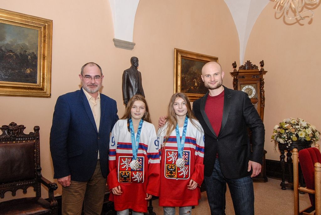 Dvojčata Sandru a Alexandru Halounovy přijali na radnici primátor Zrzavecký a radní Dvořák
