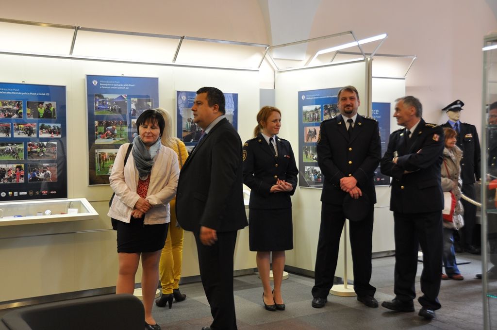 Představitelé jednotlivých složek integrovaného záchranného systému a zástupci radnice se sešli v mázhauzu plzeňské radnice, aby společně zahájili výstavu s názvem „Prevence očima Městské policie Plzeň a složek integrovaného záchranného systému v Plzni“. Expozice si klade za cíl seznámit veřejnost s činnostmi policistů, hasičů a záchranářů, představit jejich preventivní programy a aktivity. (foto: E. Kriegerová, 4.4.2016)