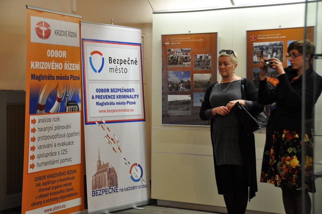 Představitelé jednotlivých složek integrovaného záchranného systému a zástupci radnice se sešli v mázhauzu plzeňské radnice, aby společně zahájili výstavu s názvem „Prevence očima Městské policie Plzeň a složek integrovaného záchranného systému v Plzni“. Expozice si klade za cíl seznámit veřejnost s činnostmi policistů, hasičů a záchranářů, představit jejich preventivní programy a aktivity. (foto: E. Kriegerová, 4.4.2016)