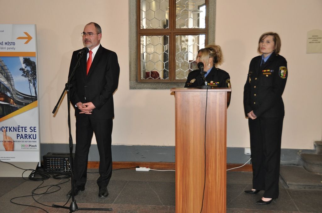 Představitelé jednotlivých složek integrovaného záchranného systému a zástupci radnice se sešli v mázhauzu plzeňské radnice, aby společně zahájili výstavu s názvem „Prevence očima Městské policie Plzeň a složek integrovaného záchranného systému v Plzni“. Expozice si klade za cíl seznámit veřejnost s činnostmi policistů, hasičů a záchranářů, představit jejich preventivní programy a aktivity. (foto: E. Kriegerová, 4.4.2016)