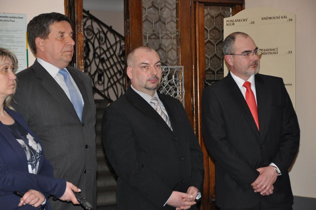 Představitelé jednotlivých složek integrovaného záchranného systému a zástupci radnice se sešli v mázhauzu plzeňské radnice, aby společně zahájili výstavu s názvem „Prevence očima Městské policie Plzeň a složek integrovaného záchranného systému v Plzni“. Expozice si klade za cíl seznámit veřejnost s činnostmi policistů, hasičů a záchranářů, představit jejich preventivní programy a aktivity. (foto: E. Kriegerová, 4.4.2016)