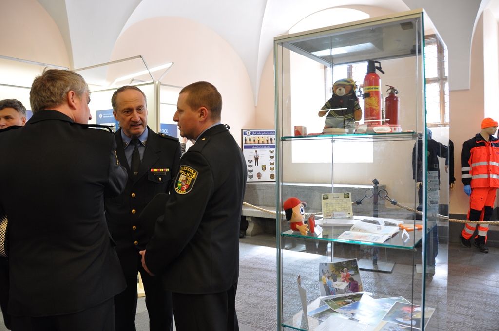 Představitelé jednotlivých složek integrovaného záchranného systému a zástupci radnice se sešli v mázhauzu plzeňské radnice, aby společně zahájili výstavu s názvem „Prevence očima Městské policie Plzeň a složek integrovaného záchranného systému v Plzni“. Expozice si klade za cíl seznámit veřejnost s činnostmi policistů, hasičů a záchranářů, představit jejich preventivní programy a aktivity. (foto: E. Kriegerová, 4.4.2016)