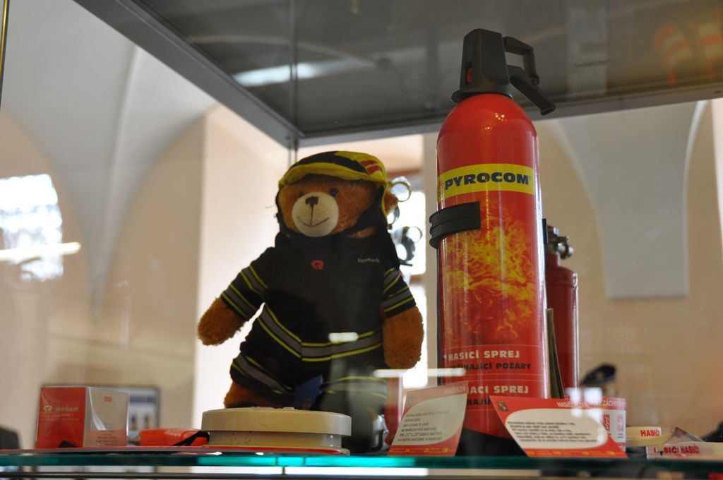 Představitelé jednotlivých složek integrovaného záchranného systému a zástupci radnice se sešli v mázhauzu plzeňské radnice, aby společně zahájili výstavu s názvem „Prevence očima Městské policie Plzeň a složek integrovaného záchranného systému v Plzni“. Expozice si klade za cíl seznámit veřejnost s činnostmi policistů, hasičů a záchranářů, představit jejich preventivní programy a aktivity. (foto: E. Kriegerová, 4.4.2016)