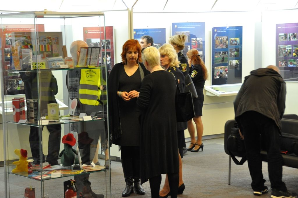 Představitelé jednotlivých složek integrovaného záchranného systému a zástupci radnice se sešli v mázhauzu plzeňské radnice, aby společně zahájili výstavu s názvem „Prevence očima Městské policie Plzeň a složek integrovaného záchranného systému v Plzni“. Expozice si klade za cíl seznámit veřejnost s činnostmi policistů, hasičů a záchranářů, představit jejich preventivní programy a aktivity. (foto: E. Kriegerová, 4.4.2016)