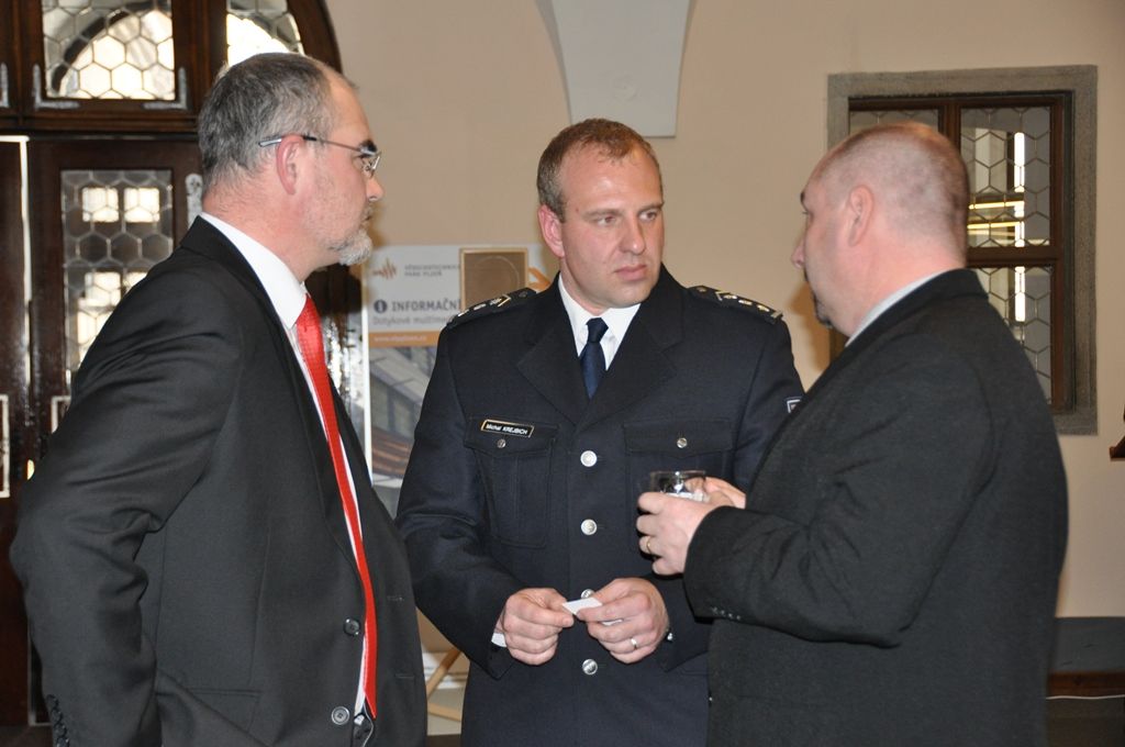 Představitelé jednotlivých složek integrovaného záchranného systému a zástupci radnice se sešli v mázhauzu plzeňské radnice, aby společně zahájili výstavu s názvem „Prevence očima Městské policie Plzeň a složek integrovaného záchranného systému v Plzni“. Expozice si klade za cíl seznámit veřejnost s činnostmi policistů, hasičů a záchranářů, představit jejich preventivní programy a aktivity. (foto: E. Kriegerová, 4.4.2016)