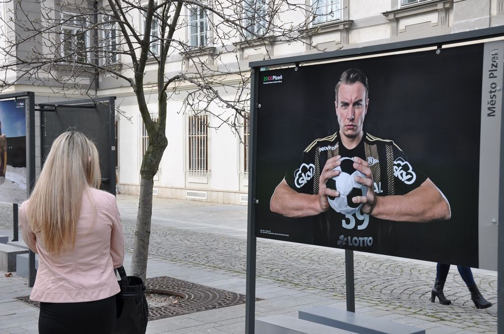 Fotografie sportovců jako například hokejisty Martina Straky či desetibojaře Romana Šebrleho jsou od pondělí 4. dubna k vidění ve Smetanových sadech před budovou Studijní a vědecké knihovny Plzeňského kraje. Vytvořil je plzeňský rodák Josef Adlt, který fotí například fitness kulturistiku, hokejisty, ale i zpěváky a umělce. Součástí výstavních panelů jsou i snímky držitelů Ceny Thálie za balet Ivony Jeličové a Richarda Ševčíka. (foto: E. Barborková, 4.4.2016)