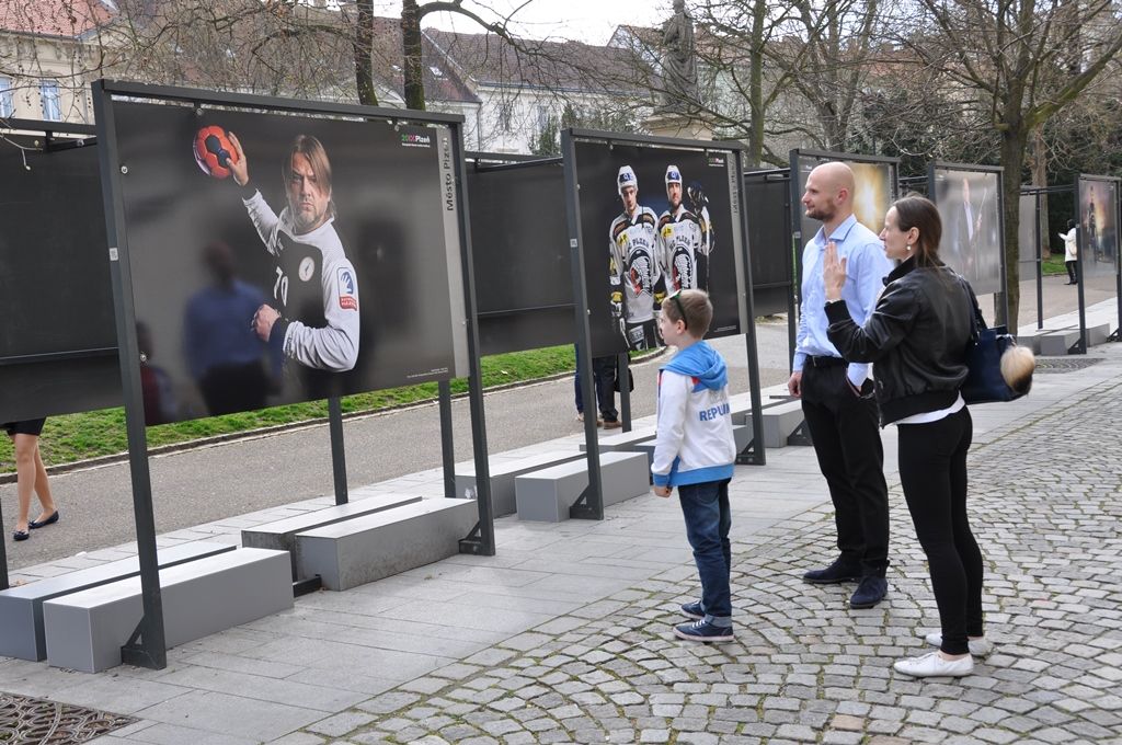 Fotografie sportovců jako například hokejisty Martina Straky či desetibojaře Romana Šebrleho jsou od pondělí 4. dubna k vidění ve Smetanových sadech před budovou Studijní a vědecké knihovny Plzeňského kraje. Vytvořil je plzeňský rodák Josef Adlt, který fotí například fitness kulturistiku, hokejisty, ale i zpěváky a umělce. Součástí výstavních panelů jsou i snímky držitelů Ceny Thálie za balet Ivony Jeličové a Richarda Ševčíka. (foto: E. Barborková, 4.4.2016)