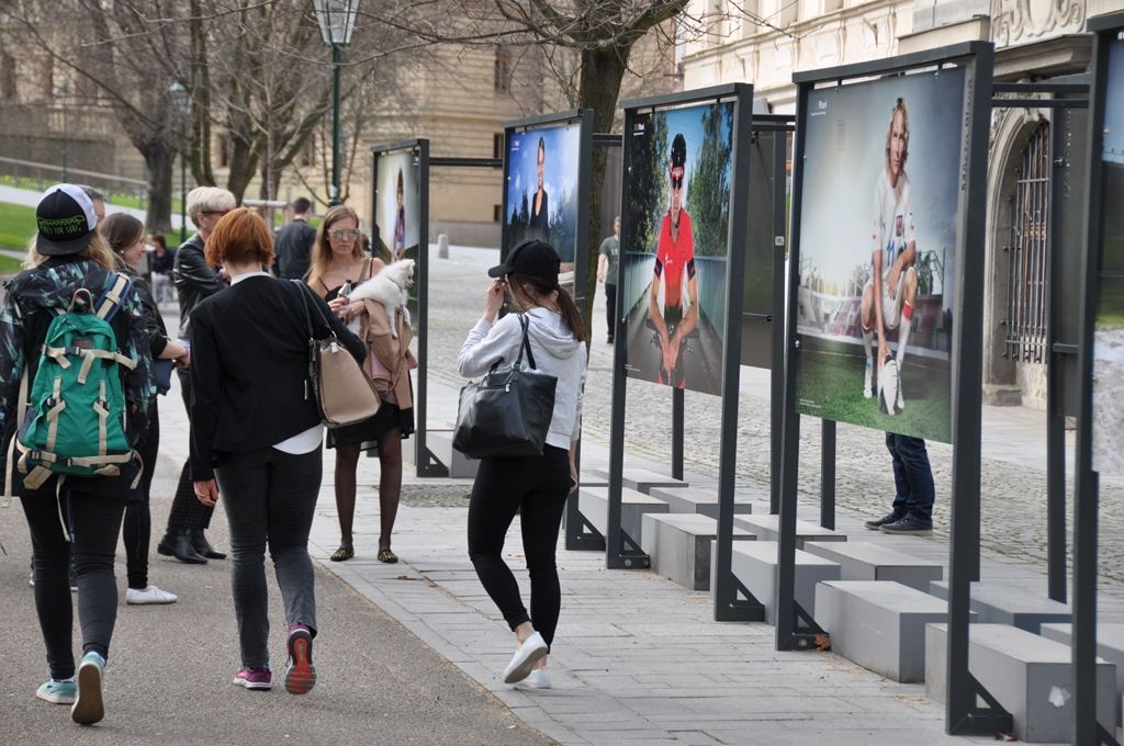 Fotografie sportovců jako například hokejisty Martina Straky či desetibojaře Romana Šebrleho jsou od pondělí 4. dubna k vidění ve Smetanových sadech před budovou Studijní a vědecké knihovny Plzeňského kraje. Vytvořil je plzeňský rodák Josef Adlt, který fotí například fitness kulturistiku, hokejisty, ale i zpěváky a umělce. Součástí výstavních panelů jsou i snímky držitelů Ceny Thálie za balet Ivony Jeličové a Richarda Ševčíka. (foto: E. Barborková, 4.4.2016)