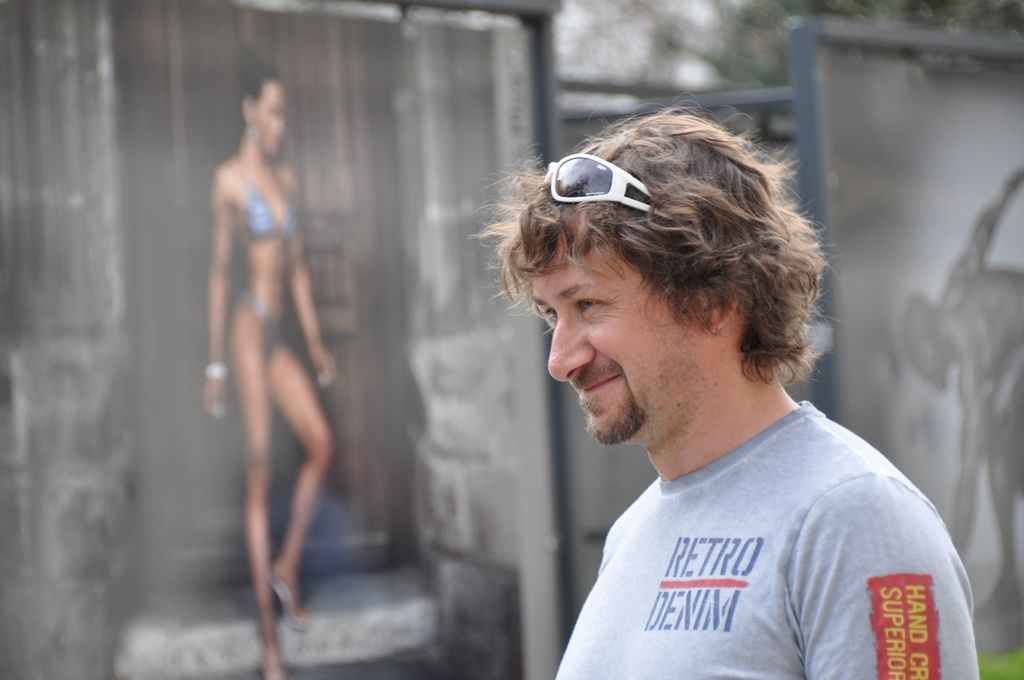 Fotografie sportovců jako například hokejisty Martina Straky či desetibojaře Romana Šebrleho jsou od pondělí 4. dubna k vidění ve Smetanových sadech před budovou Studijní a vědecké knihovny Plzeňského kraje. Vytvořil je plzeňský rodák Josef Adlt, který fotí například fitness kulturistiku, hokejisty, ale i zpěváky a umělce. Součástí výstavních panelů jsou i snímky držitelů Ceny Thálie za balet Ivony Jeličové a Richarda Ševčíka. (foto: E. Barborková, 4.4.2016)