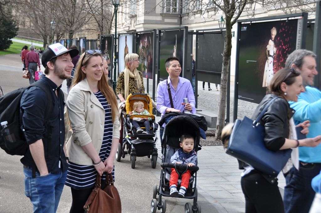 Fotografie sportovců jako například hokejisty Martina Straky či desetibojaře Romana Šebrleho jsou od pondělí 4. dubna k vidění ve Smetanových sadech před budovou Studijní a vědecké knihovny Plzeňského kraje. Vytvořil je plzeňský rodák Josef Adlt, který fotí například fitness kulturistiku, hokejisty, ale i zpěváky a umělce. Součástí výstavních panelů jsou i snímky držitelů Ceny Thálie za balet Ivony Jeličové a Richarda Ševčíka. (foto: E. Barborková, 4.4.2016)