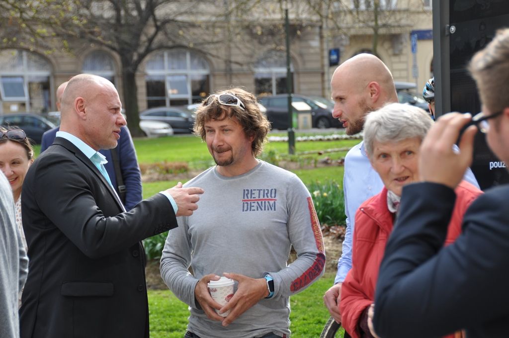 Fotografie sportovců jako například hokejisty Martina Straky či desetibojaře Romana Šebrleho jsou od pondělí 4. dubna k vidění ve Smetanových sadech před budovou Studijní a vědecké knihovny Plzeňského kraje. Vytvořil je plzeňský rodák Josef Adlt, který fotí například fitness kulturistiku, hokejisty, ale i zpěváky a umělce. Součástí výstavních panelů jsou i snímky držitelů Ceny Thálie za balet Ivony Jeličové a Richarda Ševčíka. (foto: E. Barborková, 4.4.2016)