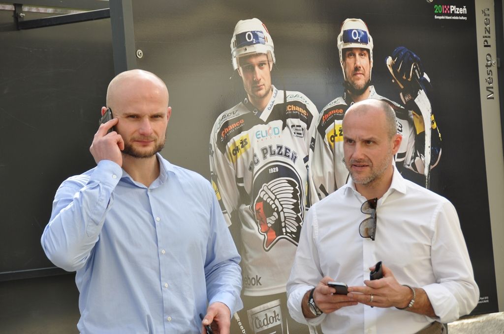 Fotografie sportovců jako například hokejisty Martina Straky či desetibojaře Romana Šebrleho jsou od pondělí 4. dubna k vidění ve Smetanových sadech před budovou Studijní a vědecké knihovny Plzeňského kraje. Vytvořil je plzeňský rodák Josef Adlt, který fotí například fitness kulturistiku, hokejisty, ale i zpěváky a umělce. Součástí výstavních panelů jsou i snímky držitelů Ceny Thálie za balet Ivony Jeličové a Richarda Ševčíka. (foto: E. Barborková, 4.4.2016)