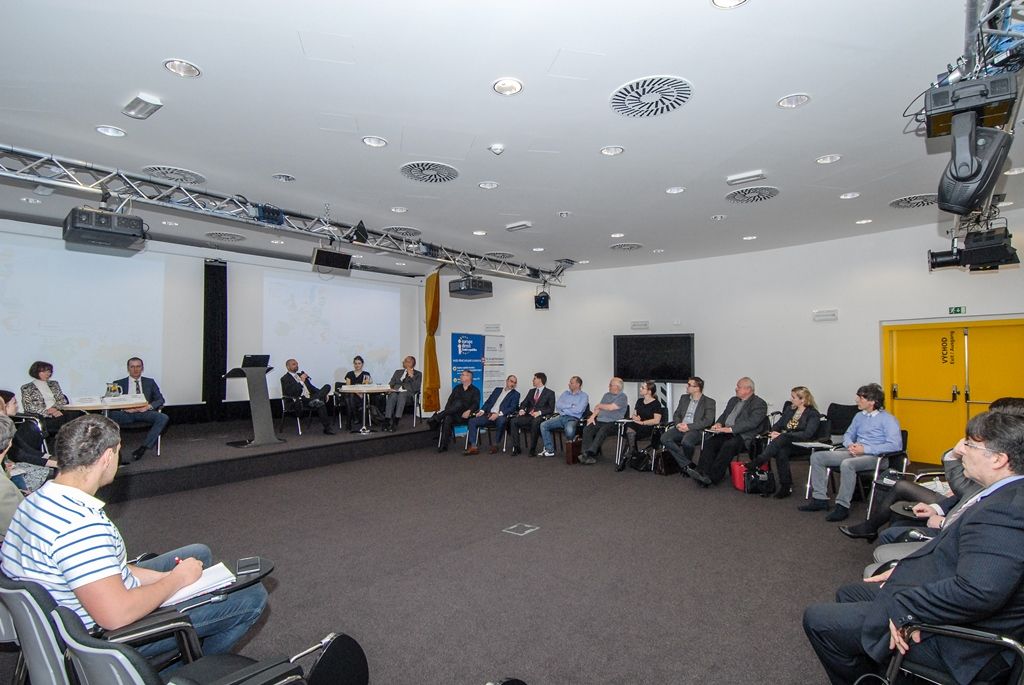 Investiční plán pro Evropu ve vztahu k financování investic v regionu byl tématem dnešní veřejné konference, jež se konala v plzeňském Techmania Science Center. Panelové debaty se zúčastnilo několik expertů z různých oblastí, zastoupení mělo i město Plzeň, které prostřednictvím ředitelky Ekonomického úřadu Magistrátu města Plzně Hany Kuglerové prezentovalo financování městských investic s podporou Evropské investiční banky.  Z vedení města se konference zúčastnili primátor Martin Zrzavecký a jeho ekonomický náměstek Pavel Kotas. (foto: 6.4.2016)
