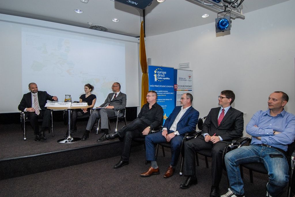 Investiční plán pro Evropu ve vztahu k financování investic v regionu byl tématem dnešní veřejné konference, jež se konala v plzeňském Techmania Science Center. Panelové debaty se zúčastnilo několik expertů z různých oblastí, zastoupení mělo i město Plzeň, které prostřednictvím ředitelky Ekonomického úřadu Magistrátu města Plzně Hany Kuglerové prezentovalo financování městských investic s podporou Evropské investiční banky.  Z vedení města se konference zúčastnili primátor Martin Zrzavecký a jeho ekonomický náměstek Pavel Kotas. (foto: 6.4.2016)