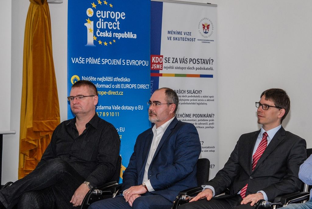 Investiční plán pro Evropu ve vztahu k financování investic v regionu byl tématem dnešní veřejné konference, jež se konala v plzeňském Techmania Science Center. Panelové debaty se zúčastnilo několik expertů z různých oblastí, zastoupení mělo i město Plzeň, které prostřednictvím ředitelky Ekonomického úřadu Magistrátu města Plzně Hany Kuglerové prezentovalo financování městských investic s podporou Evropské investiční banky.  Z vedení města se konference zúčastnili primátor Martin Zrzavecký a jeho ekonomický náměstek Pavel Kotas. (foto: 6.4.2016)