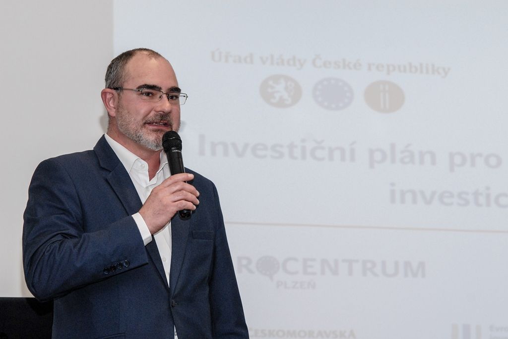 Investiční plán pro Evropu ve vztahu k financování investic v regionu byl tématem dnešní veřejné konference, jež se konala v plzeňském Techmania Science Center. Panelové debaty se zúčastnilo několik expertů z různých oblastí, zastoupení mělo i město Plzeň, které prostřednictvím ředitelky Ekonomického úřadu Magistrátu města Plzně Hany Kuglerové prezentovalo financování městských investic s podporou Evropské investiční banky.  Z vedení města se konference zúčastnili primátor Martin Zrzavecký a jeho ekonomický náměstek Pavel Kotas. (foto: 6.4.2016)