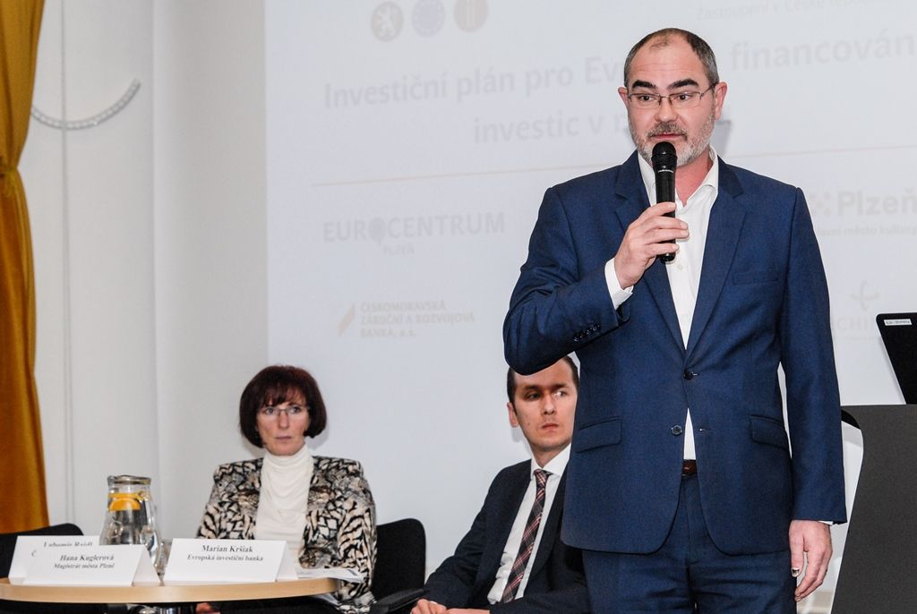 Investiční plán pro Evropu ve vztahu k financování investic v regionu byl tématem dnešní veřejné konference, jež se konala v plzeňském Techmania Science Center. Panelové debaty se zúčastnilo několik expertů z různých oblastí, zastoupení mělo i město Plzeň, které prostřednictvím ředitelky Ekonomického úřadu Magistrátu města Plzně Hany Kuglerové prezentovalo financování městských investic s podporou Evropské investiční banky.  Z vedení města se konference zúčastnili primátor Martin Zrzavecký a jeho ekonomický náměstek Pavel Kotas. (foto: 6.4.2016)