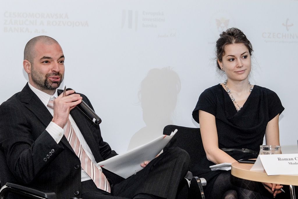 Investiční plán pro Evropu ve vztahu k financování investic v regionu byl tématem dnešní veřejné konference, jež se konala v plzeňském Techmania Science Center. Panelové debaty se zúčastnilo několik expertů z různých oblastí, zastoupení mělo i město Plzeň, které prostřednictvím ředitelky Ekonomického úřadu Magistrátu města Plzně Hany Kuglerové prezentovalo financování městských investic s podporou Evropské investiční banky.  Z vedení města se konference zúčastnili primátor Martin Zrzavecký a jeho ekonomický náměstek Pavel Kotas. (foto: 6.4.2016)