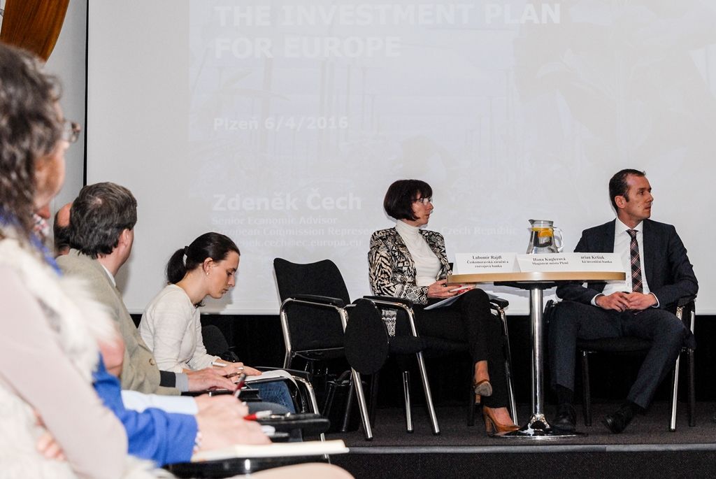 Investiční plán pro Evropu ve vztahu k financování investic v regionu byl tématem dnešní veřejné konference, jež se konala v plzeňském Techmania Science Center. Panelové debaty se zúčastnilo několik expertů z různých oblastí, zastoupení mělo i město Plzeň, které prostřednictvím ředitelky Ekonomického úřadu Magistrátu města Plzně Hany Kuglerové prezentovalo financování městských investic s podporou Evropské investiční banky.  Z vedení města se konference zúčastnili primátor Martin Zrzavecký a jeho ekonomický náměstek Pavel Kotas. (foto: 6.4.2016)