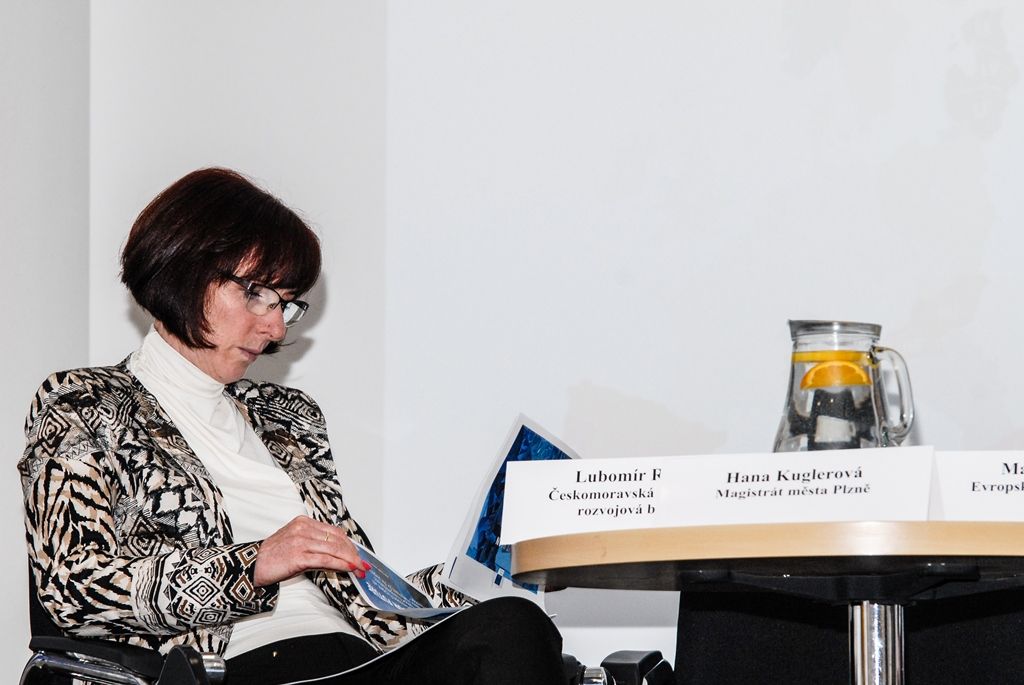 Investiční plán pro Evropu ve vztahu k financování investic v regionu byl tématem dnešní veřejné konference, jež se konala v plzeňském Techmania Science Center. Panelové debaty se zúčastnilo několik expertů z různých oblastí, zastoupení mělo i město Plzeň, které prostřednictvím ředitelky Ekonomického úřadu Magistrátu města Plzně Hany Kuglerové prezentovalo financování městských investic s podporou Evropské investiční banky.  Z vedení města se konference zúčastnili primátor Martin Zrzavecký a jeho ekonomický náměstek Pavel Kotas. (foto: 6.4.2016)
