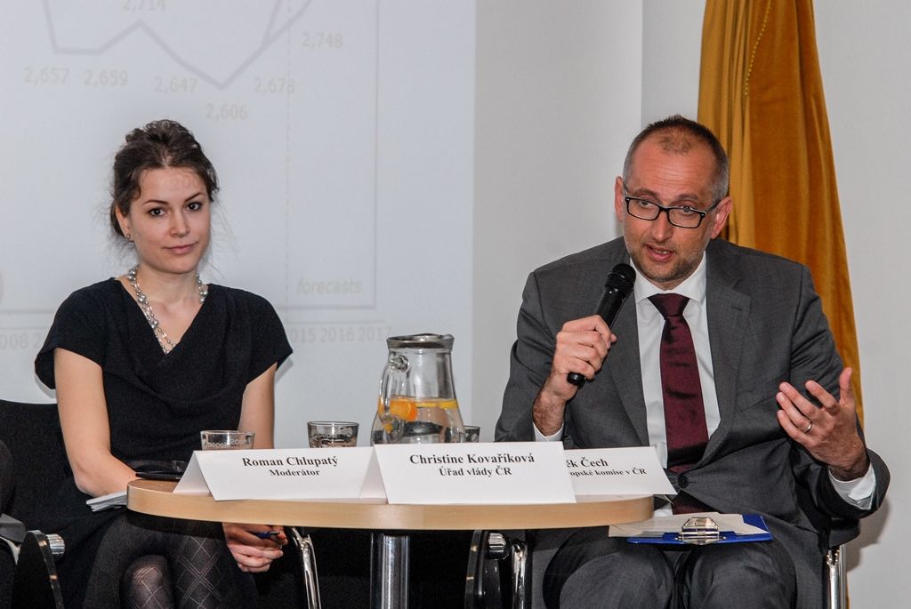 Investiční plán pro Evropu ve vztahu k financování investic v regionu byl tématem dnešní veřejné konference, jež se konala v plzeňském Techmania Science Center. Panelové debaty se zúčastnilo několik expertů z různých oblastí, zastoupení mělo i město Plzeň, které prostřednictvím ředitelky Ekonomického úřadu Magistrátu města Plzně Hany Kuglerové prezentovalo financování městských investic s podporou Evropské investiční banky.  Z vedení města se konference zúčastnili primátor Martin Zrzavecký a jeho ekonomický náměstek Pavel Kotas. (foto: 6.4.2016)