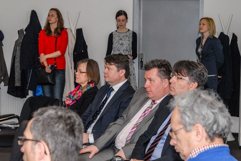 Investiční plán pro Evropu ve vztahu k financování investic v regionu byl tématem dnešní veřejné konference, jež se konala v plzeňském Techmania Science Center. Panelové debaty se zúčastnilo několik expertů z různých oblastí, zastoupení mělo i město Plzeň, které prostřednictvím ředitelky Ekonomického úřadu Magistrátu města Plzně Hany Kuglerové prezentovalo financování městských investic s podporou Evropské investiční banky.  Z vedení města se konference zúčastnili primátor Martin Zrzavecký a jeho ekonomický náměstek Pavel Kotas. (foto: 6.4.2016)