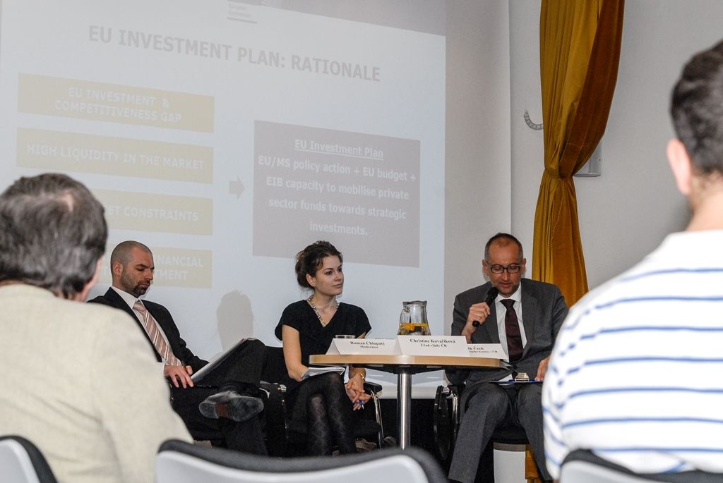 Investiční plán pro Evropu ve vztahu k financování investic v regionu byl tématem dnešní veřejné konference, jež se konala v plzeňském Techmania Science Center. Panelové debaty se zúčastnilo několik expertů z různých oblastí, zastoupení mělo i město Plzeň, které prostřednictvím ředitelky Ekonomického úřadu Magistrátu města Plzně Hany Kuglerové prezentovalo financování městských investic s podporou Evropské investiční banky.  Z vedení města se konference zúčastnili primátor Martin Zrzavecký a jeho ekonomický náměstek Pavel Kotas. (foto: 6.4.2016)