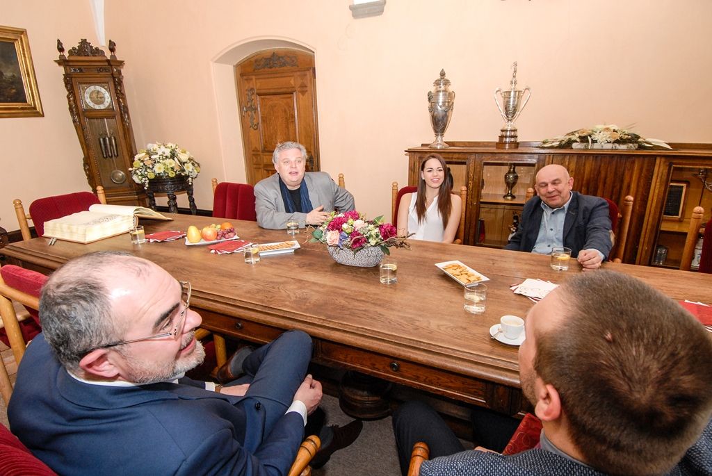 Nejmladší držitelka Ceny Thálie, Karolina Gudasová, navštívila plzeňskou radnici. U příležitosti získání významného ocenění jí poděkovali primátor města Martin Zrzavecký a první náměstek Martin Baxa. Třiadvacetiletá herečka a zpěvačka získala před několika dny Cenu Thálie za mimořádný jevištní výkon v kategorii opereta, muzikál a ostatní hudebnědramatické žánry. Nominována byla za roli Wendly Bergmanové v muzikálu Probuzení jara, které mělo premiéru na konci března loňského roku v Divadle Josefa Kajetána Tyla. (foto: 6.4.2016)
