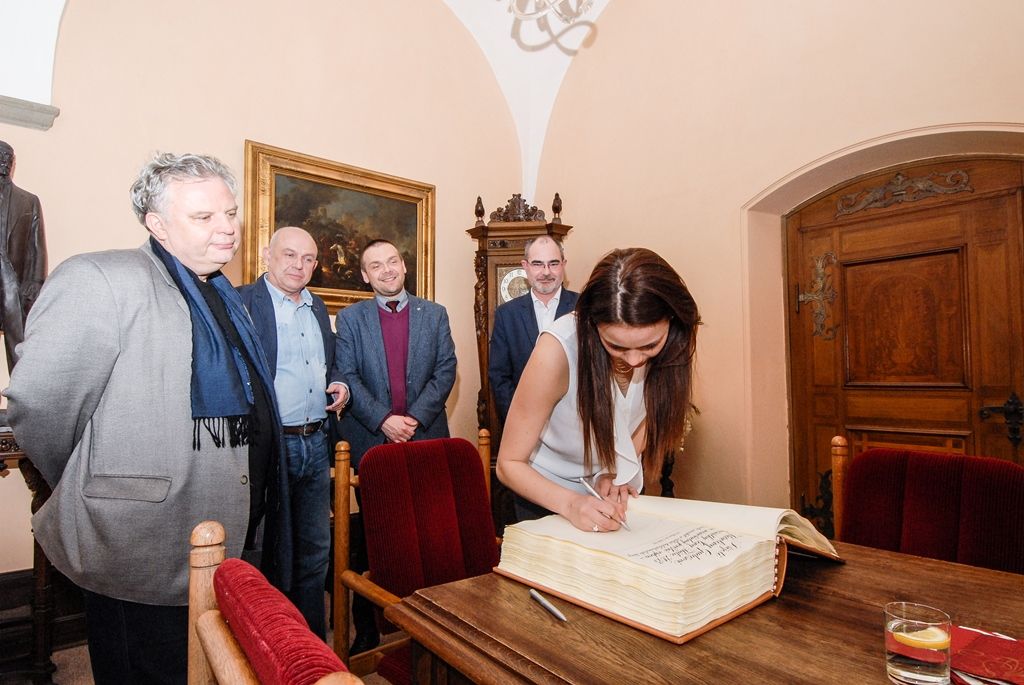 Nejmladší držitelka Ceny Thálie, Karolina Gudasová, navštívila plzeňskou radnici. U příležitosti získání významného ocenění jí poděkovali primátor města Martin Zrzavecký a první náměstek Martin Baxa. Třiadvacetiletá herečka a zpěvačka získala před několika dny Cenu Thálie za mimořádný jevištní výkon v kategorii opereta, muzikál a ostatní hudebnědramatické žánry. Nominována byla za roli Wendly Bergmanové v muzikálu Probuzení jara, které mělo premiéru na konci března loňského roku v Divadle Josefa Kajetána Tyla. (foto: 6.4.2016)