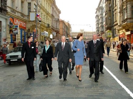 Pietní akt - hlavní vzpomínková akce u pomníku "Díky, Ameriko!" na Americké třídě
