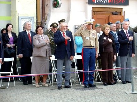 Pietní akt - hlavní vzpomínková akce u pomníku "Díky, Ameriko!" na Americké třídě