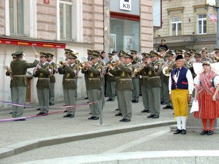 Pietní akt - hlavní vzpomínková akce u pomníku "Díky, Ameriko!" na Americké třídě