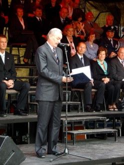 Pietní akt - hlavní vzpomínková akce u pomníku "Díky, Ameriko!" na Americké třídě