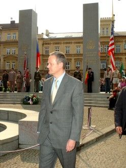 Pietní akt - hlavní vzpomínková akce u pomníku "Díky, Ameriko!" na Americké třídě