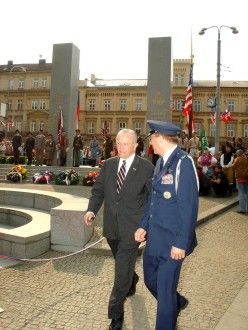 Pietní akt - hlavní vzpomínková akce u pomníku "Díky, Ameriko!" na Americké třídě