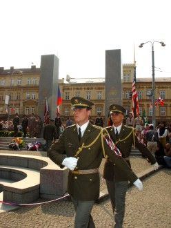 Pietní akt - hlavní vzpomínková akce u pomníku "Díky, Ameriko!" na Americké třídě