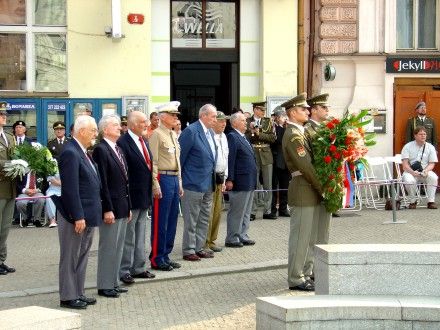 Pietní akt - hlavní vzpomínková akce u pomníku "Díky, Ameriko!" na Americké třídě