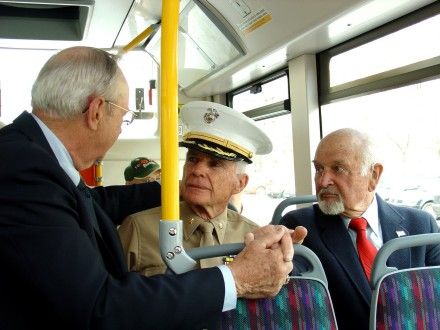 Cesta autobusem na slavnostní oběd pořádaný americkým ambasadorem Villiamem Cabanissem