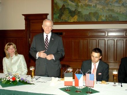 Slavnostní oběd pořádaný americkým ambasadorem Villiamem Cabanissem