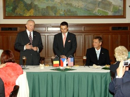 Slavnostní oběd pořádaný americkým ambasadorem Villiamem Cabanissem