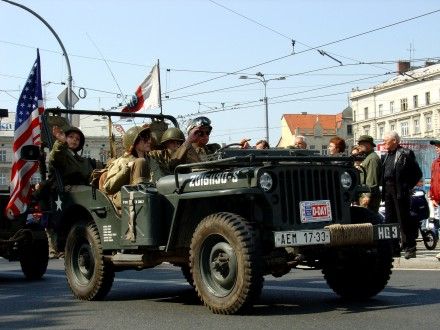 Přehlídková jízda kolony amerických historických vojenských vozidel