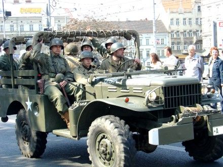 Přehlídková jízda kolony amerických historických vojenských vozidel