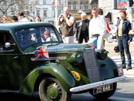 Přehlídková jízda kolony amerických historických vojenských vozidel