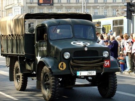 Přehlídková jízda kolony amerických historických vojenských vozidel