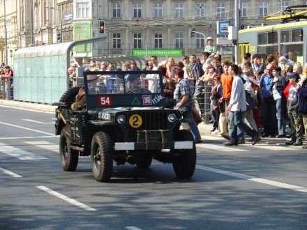 Přehlídková jízda kolony amerických historických vojenských vozidel