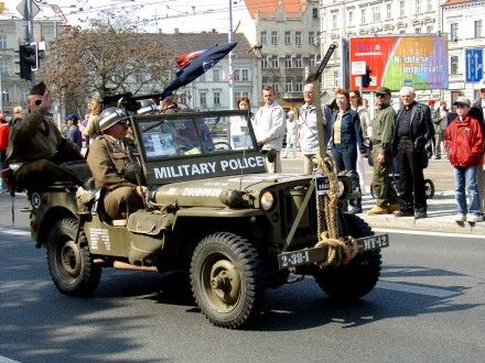 Přehlídková jízda kolony amerických historických vojenských vozidel