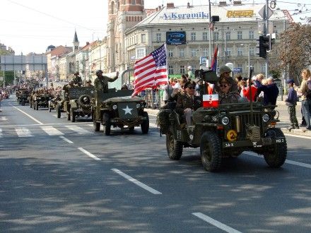 Přehlídková jízda kolony amerických historických vojenských vozidel