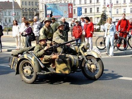 Přehlídková jízda kolony amerických historických vojenských vozidel